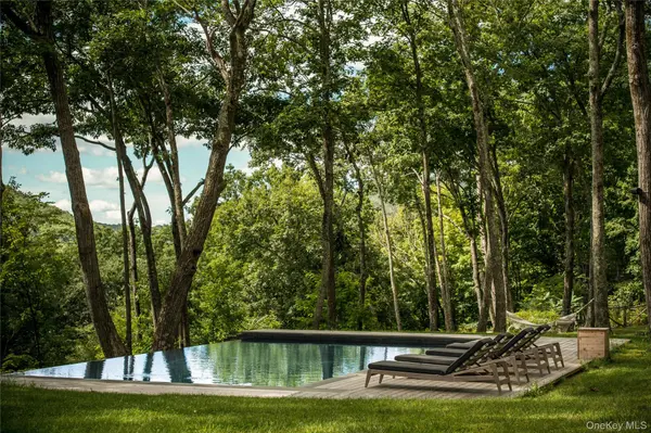 55 Nordic DR, Woodstock, NY 12498