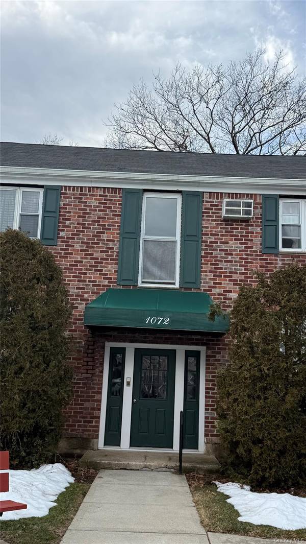 1072 Fenwood DR #4, Valley Stream, NY 11580