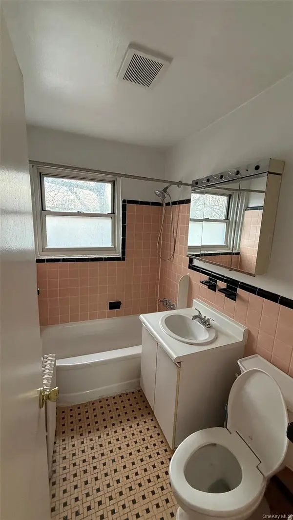 1072 Fenwood DR #4, Valley Stream, NY 11580