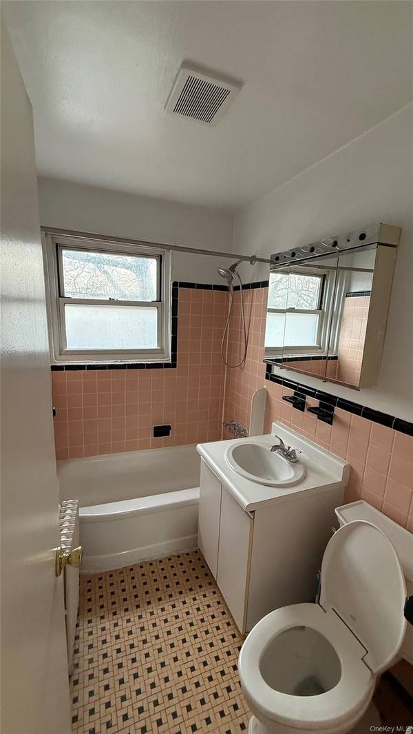 1072 Fenwood DR #4, Valley Stream, NY 11580
