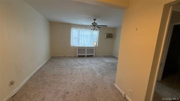 1072 Fenwood DR #4, Valley Stream, NY 11580