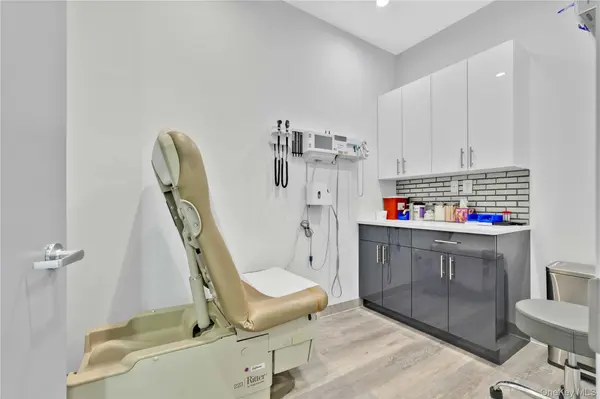 65-27 Roosevelt Ave, Woodside, NY 11377