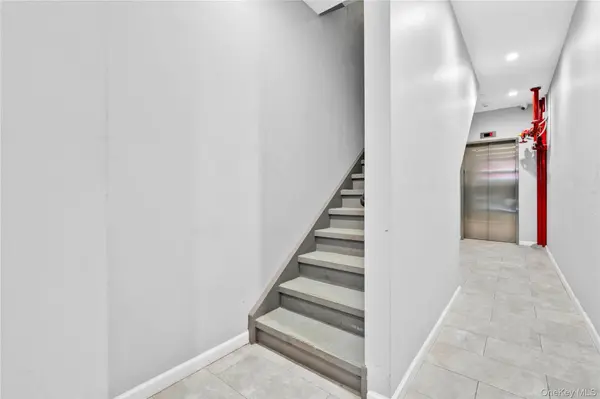 65-27 Roosevelt Ave, Woodside, NY 11377
