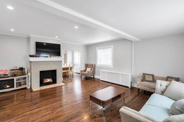 41 Jerome AVE, Mineola, NY 11501