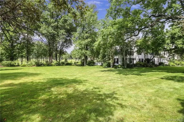 17 Carriage House LN, Mamaroneck, NY 10543