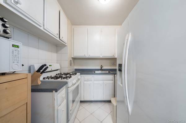 85-15 Main ST #3E, Briarwood, NY 11435