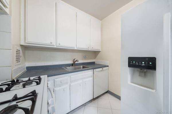 85-15 Main ST #3E, Briarwood, NY 11435