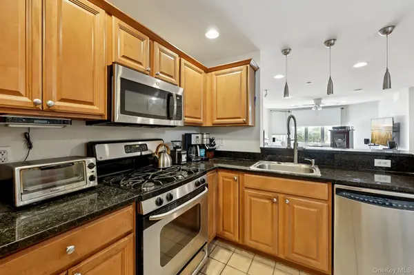 1220 Round Pointe DR, Haverstraw, NY 10927