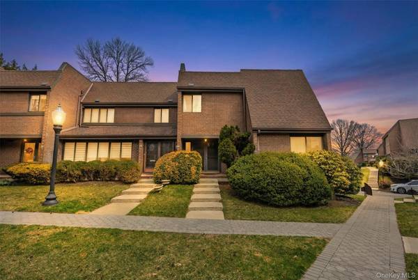 63 Acorn Ponds DR, Roslyn, NY 11576