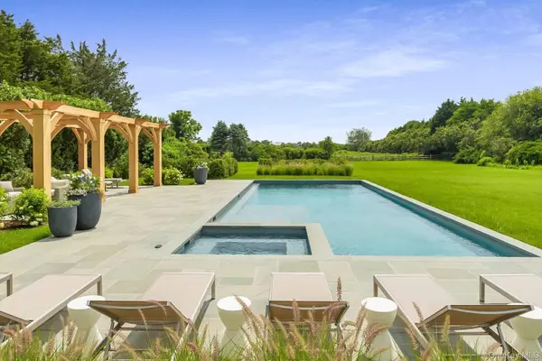 571 Pauls LN, Bridgehampton, NY 11932