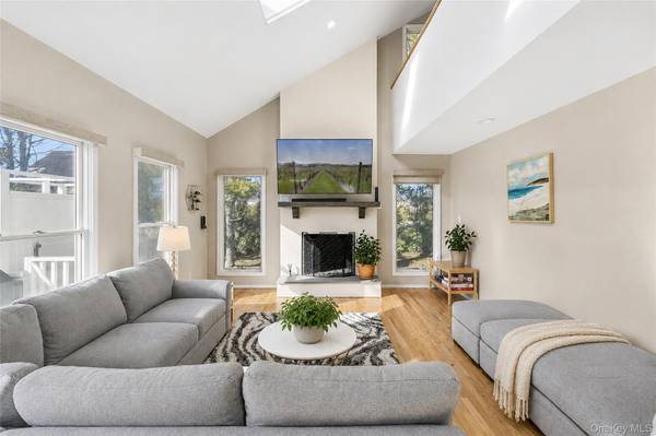 39 Tanners Neck LN, Westhampton, NY 11977