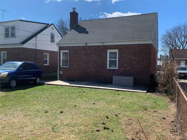 6 Wilton ST, New Hyde Park, NY 11040