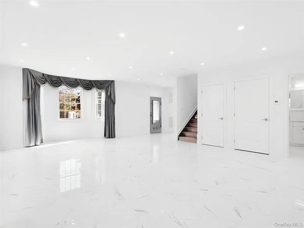 56 Jackson AVE #1, Mineola, NY 11501