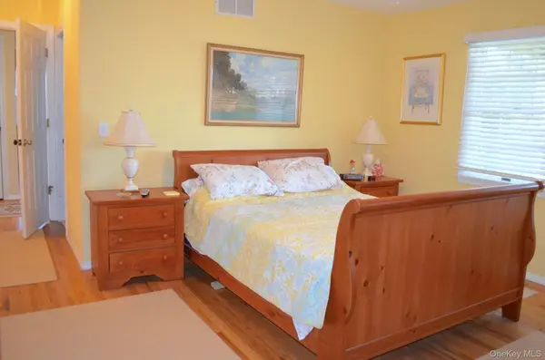 16 Grant BLVD, Hampton Bays, NY 11946