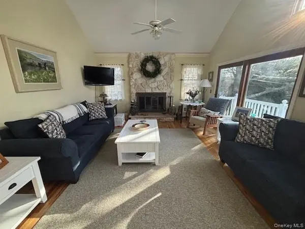 16 Grant BLVD, Hampton Bays, NY 11946