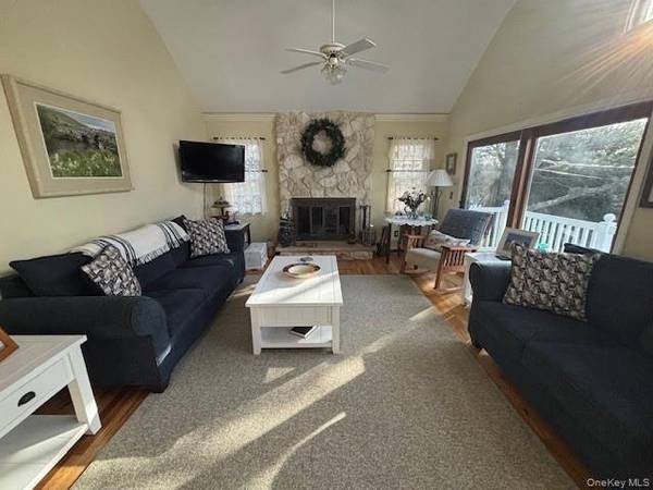 16 Grant BLVD, Hampton Bays, NY 11946