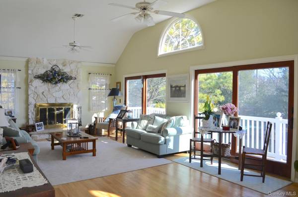 16 Grant BLVD, Hampton Bays, NY 11946