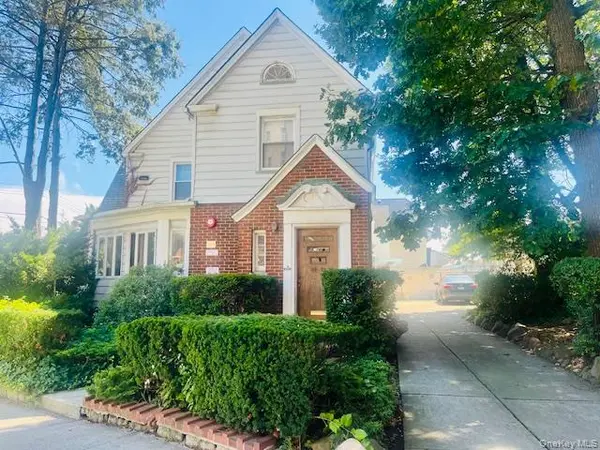 10922 Myrtle AVE, Richmond Hill North, NY 11418