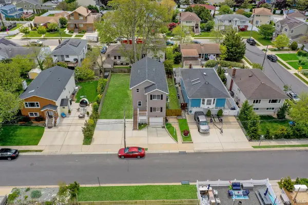 1010 California PL, Island Park, NY 11558