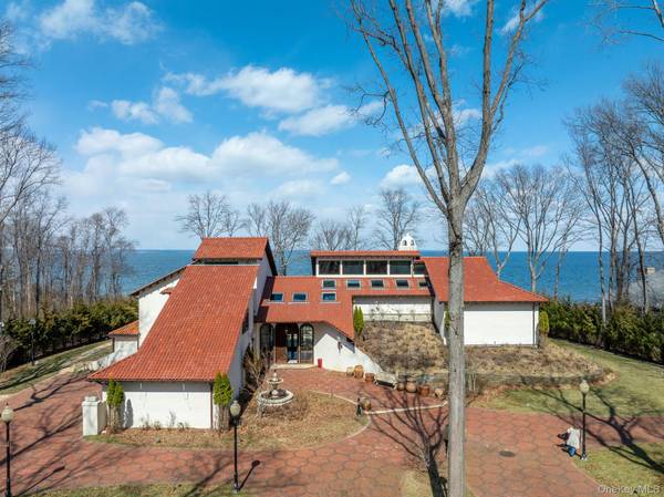 1 Sea Crest DR, Lloyd Neck, NY 11743