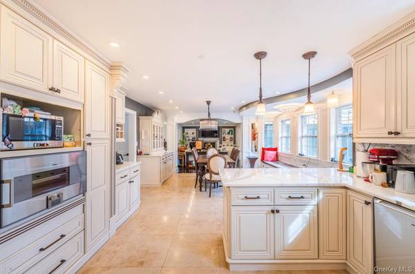 26 Birchdale LN, Port Washington, NY 11050