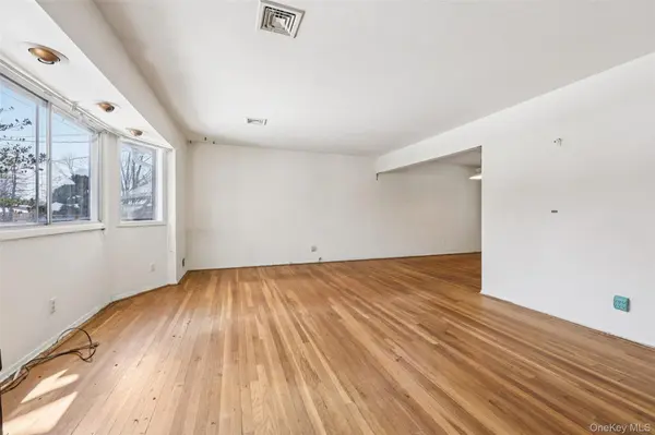25 Freund DR, Nanuet, NY 10954