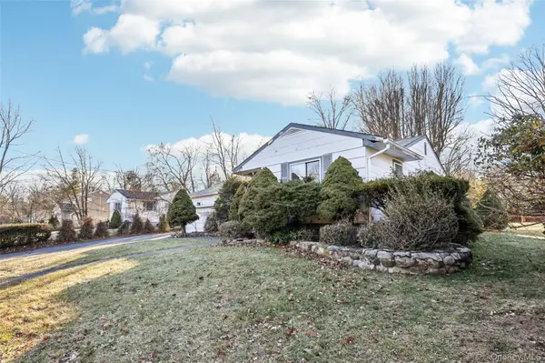 25 Freund DR, Nanuet, NY 10954
