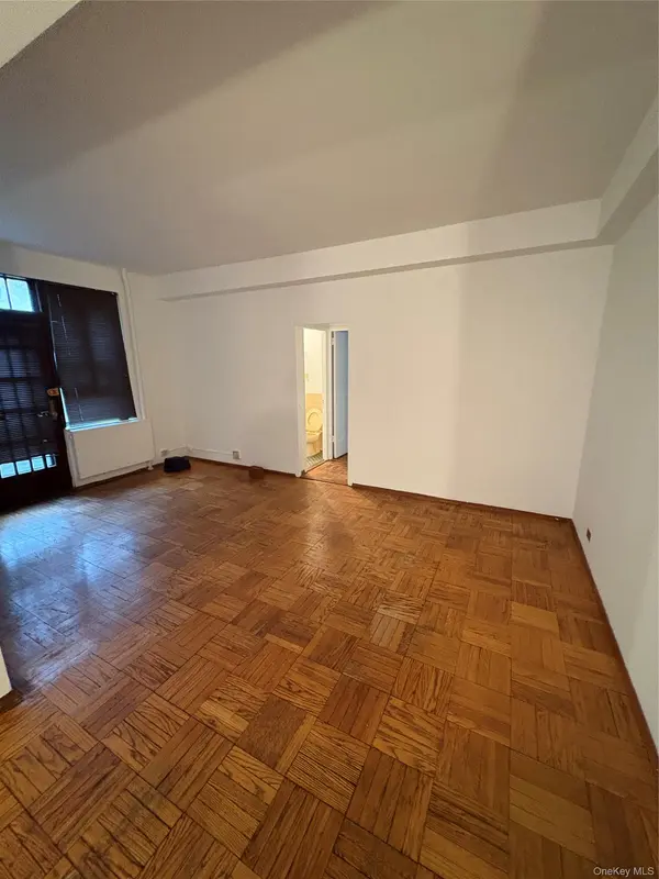 24 Metropolitan OVAL #ME, Bronx, NY 10462