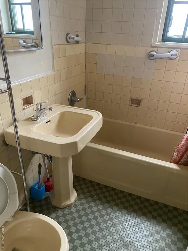 1469 West AVE #1F, Bronx, NY 10462