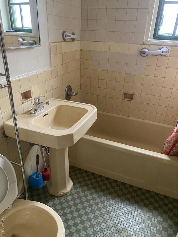 1469 West AVE #1F, Bronx, NY 10462