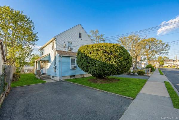 34 Mervin ST, Inwood, NY 11096