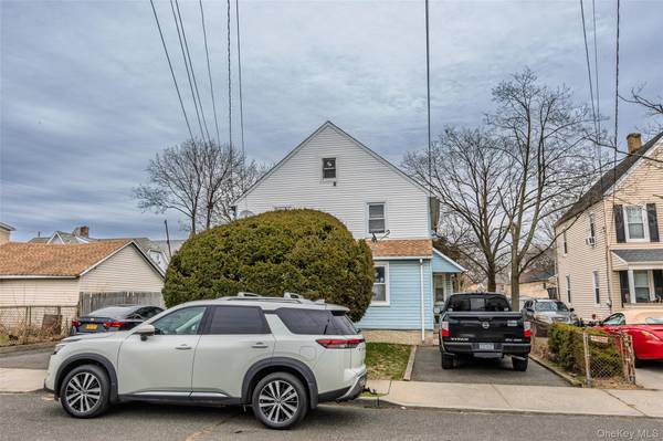34 Mervin ST, Inwood, NY 11096