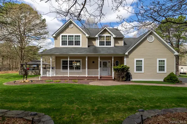 210 Weeks AVE, Manorville, NY 11949