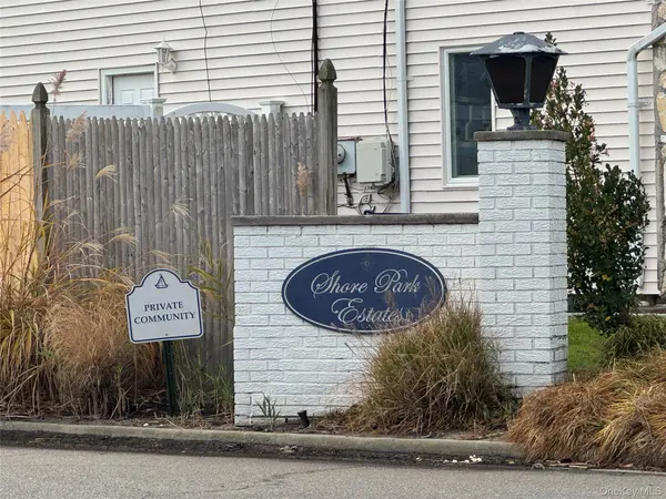 815 Anthony DR, Lindenhurst, NY 11757