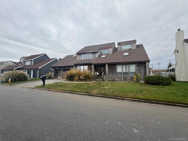 815 Anthony DR, Lindenhurst, NY 11757