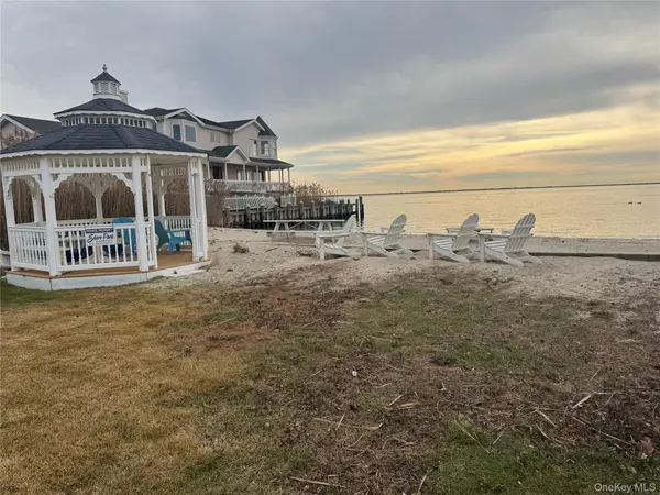 815 Anthony DR, Lindenhurst, NY 11757