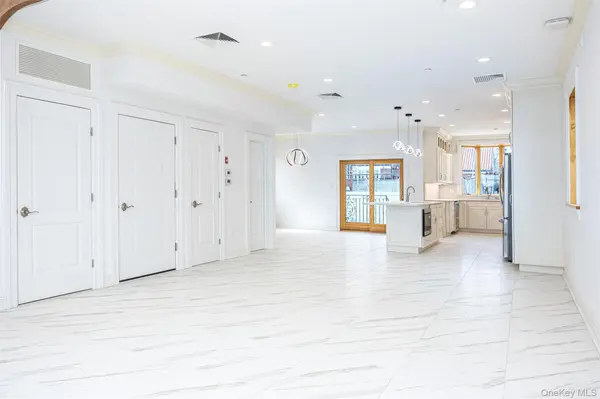 10-42 Utopia Pkwy, Beechhurst, NY 11357