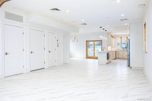 10-42 Utopia Pkwy, Beechhurst, NY 11357
