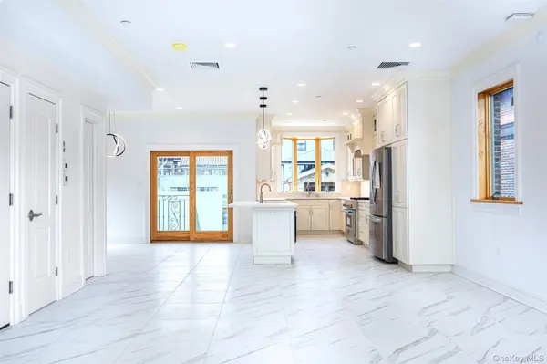 10-42 Utopia Pkwy, Beechhurst, NY 11357
