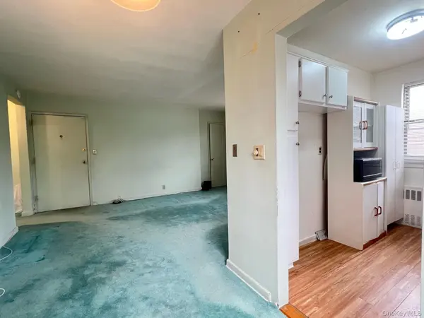 19617 73rd AVE #2nd FL, Fresh Meadows, NY 11365