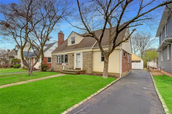892 Bryant AVE, New Hyde Park, NY 11040