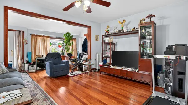 9429 Park LN, Woodhaven, NY 11421