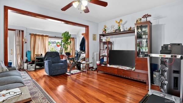 9429 Park LN, Woodhaven, NY 11421