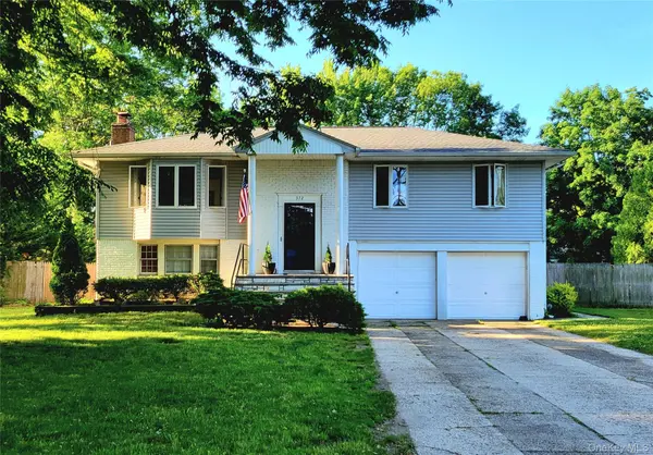 372 Clay Pitts RD, East Northport, NY 11731