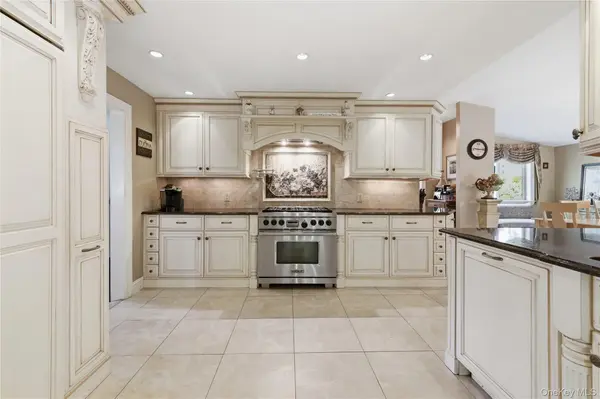 33 Greenbriar DR, Chappaqua, NY 10514
