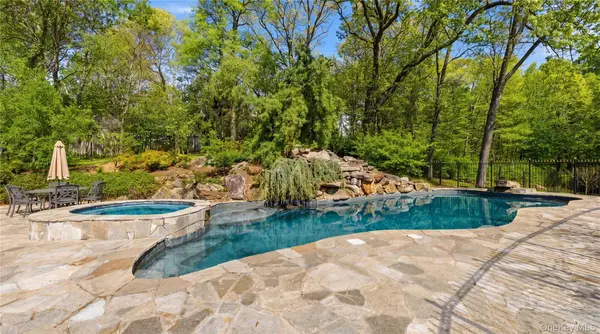33 Greenbriar DR, Chappaqua, NY 10514