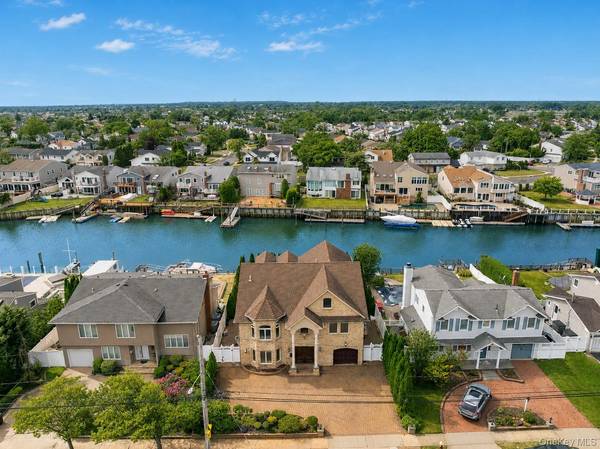 2904 Riverside DR, Wantagh, NY 11793