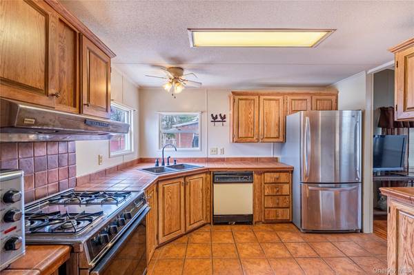 10 Apple LN, New Paltz, NY 12561