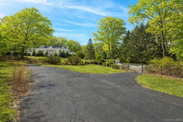 17 Briarwood LN, Suffern, NY 10901
