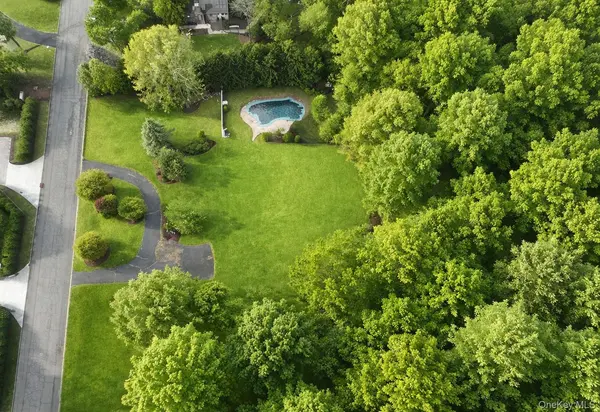 17 Briarwood LN, Suffern, NY 10901